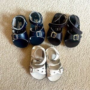 3 pairs of Saltwater sandals size 5!